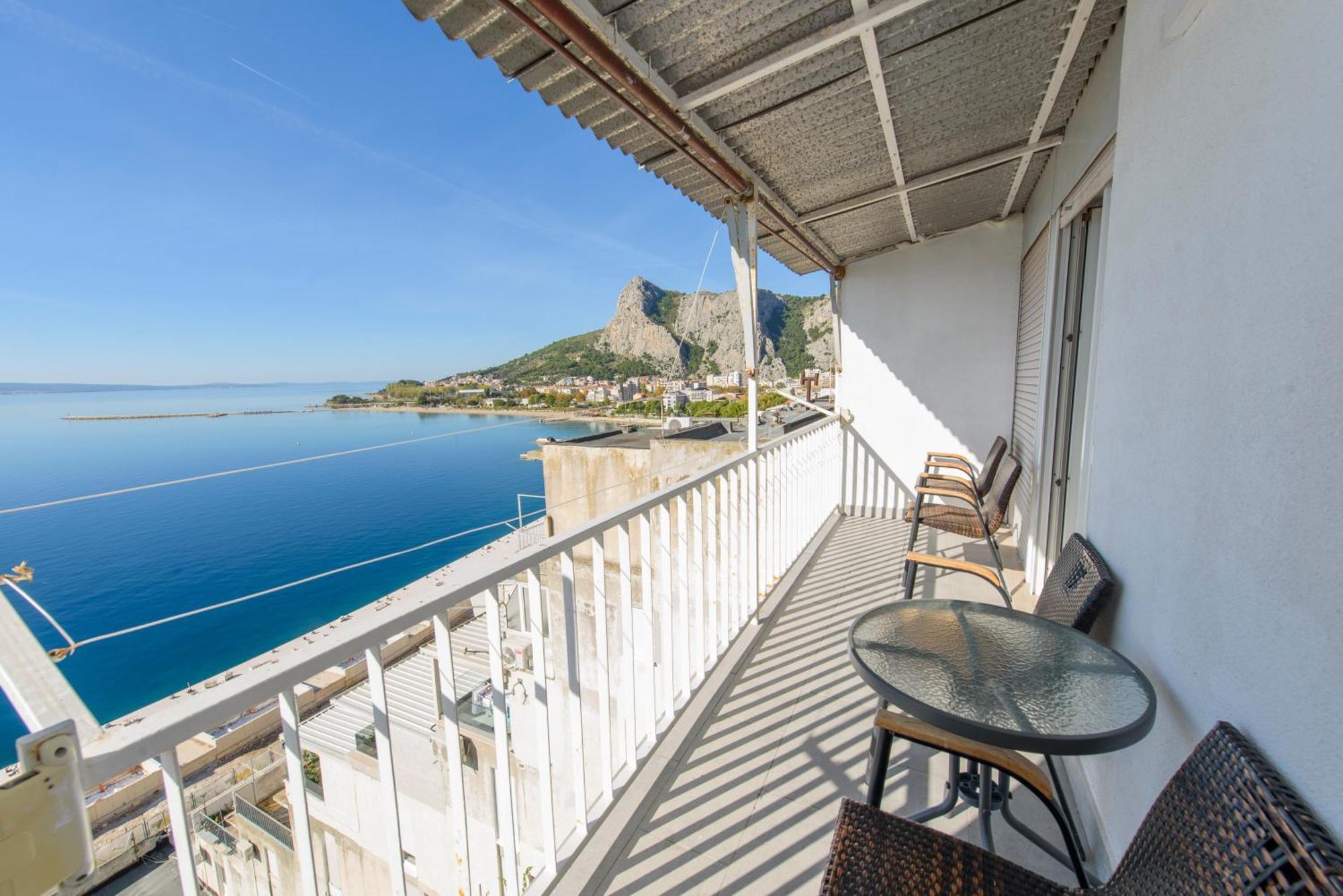 Sunny Omis